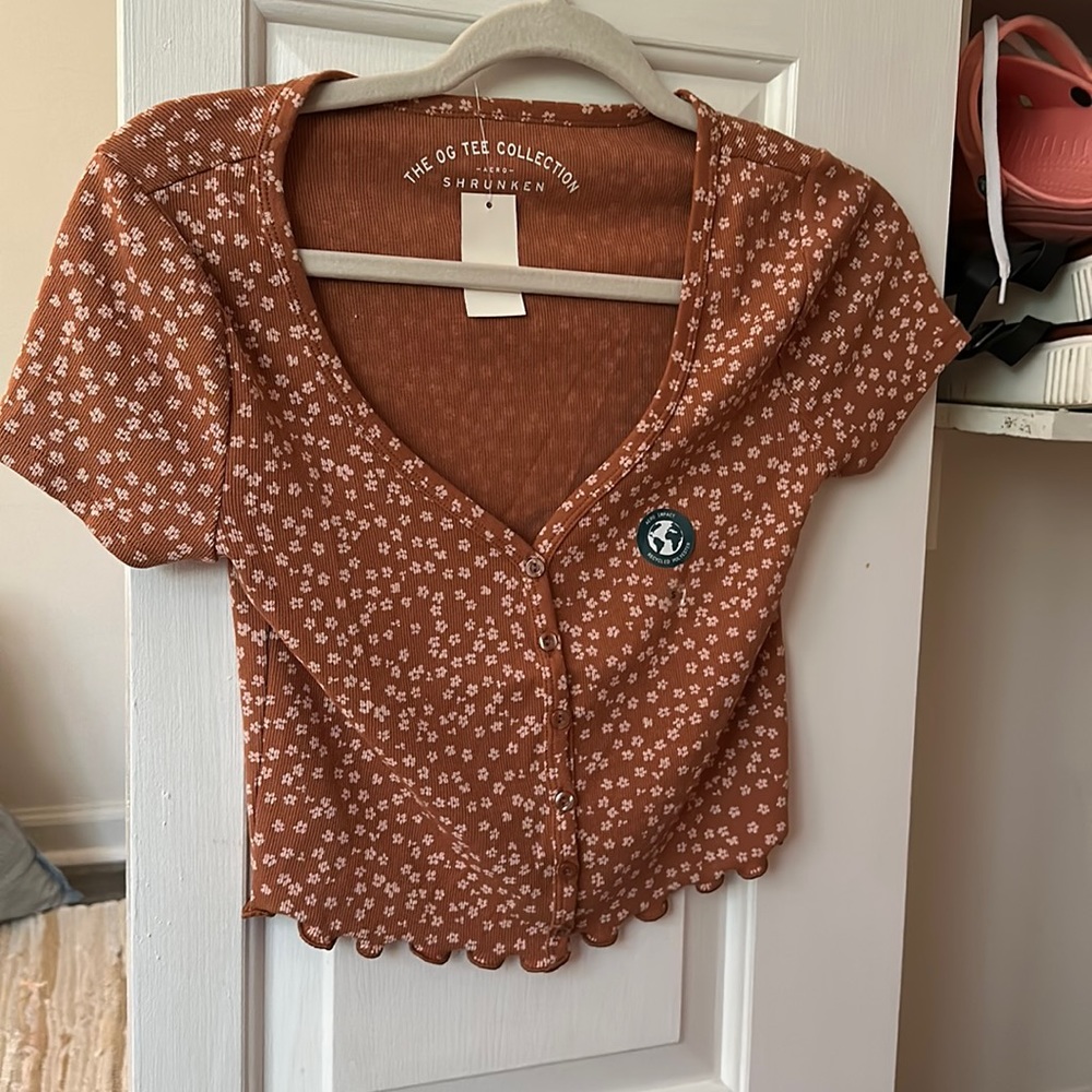 button tee